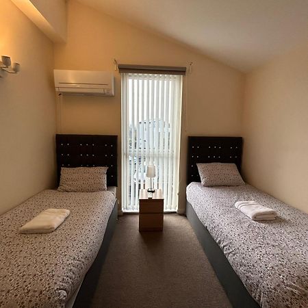 Great House + Air Conditioning + Free Car Parking Manchester Exterior foto