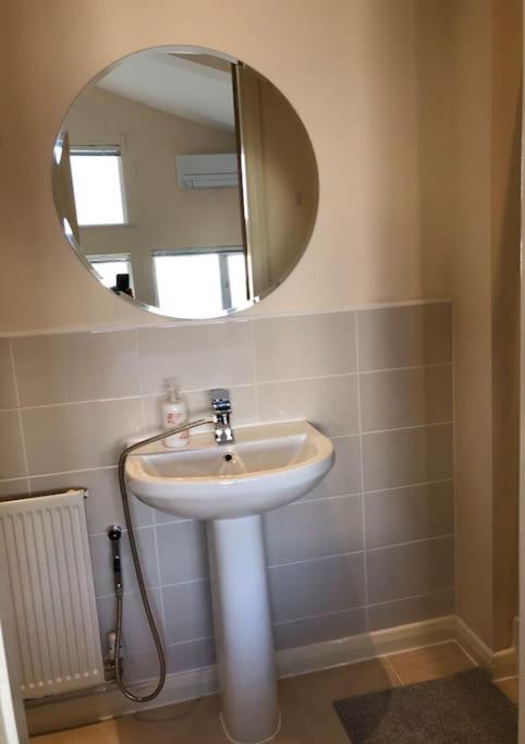 Great House + Air Conditioning + Free Car Parking Manchester Exterior foto