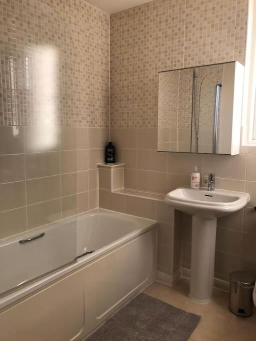 Great House + Air Conditioning + Free Car Parking Manchester Exterior foto