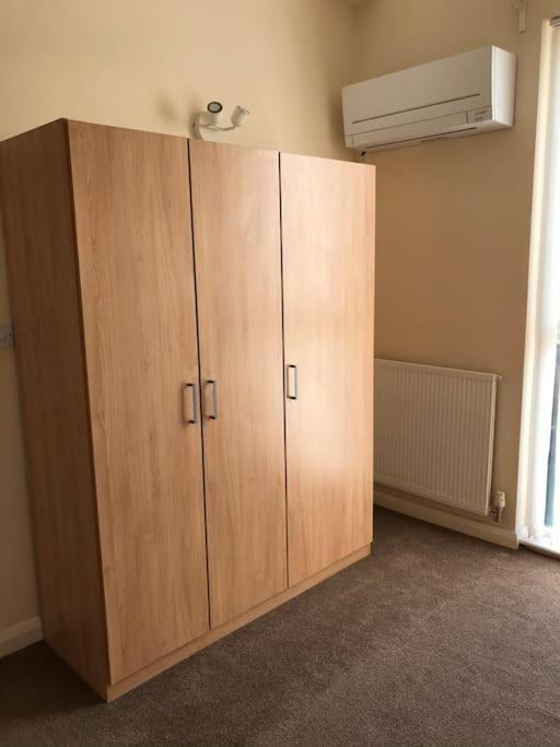 Great House + Air Conditioning + Free Car Parking Manchester Exterior foto