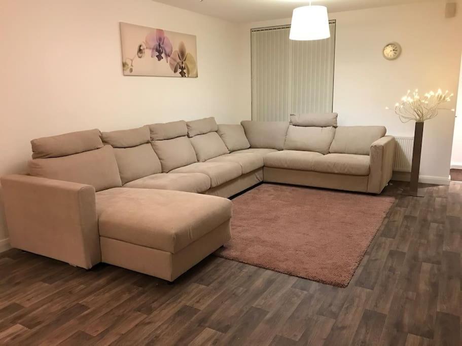 Great House + Air Conditioning + Free Car Parking Manchester Exterior foto