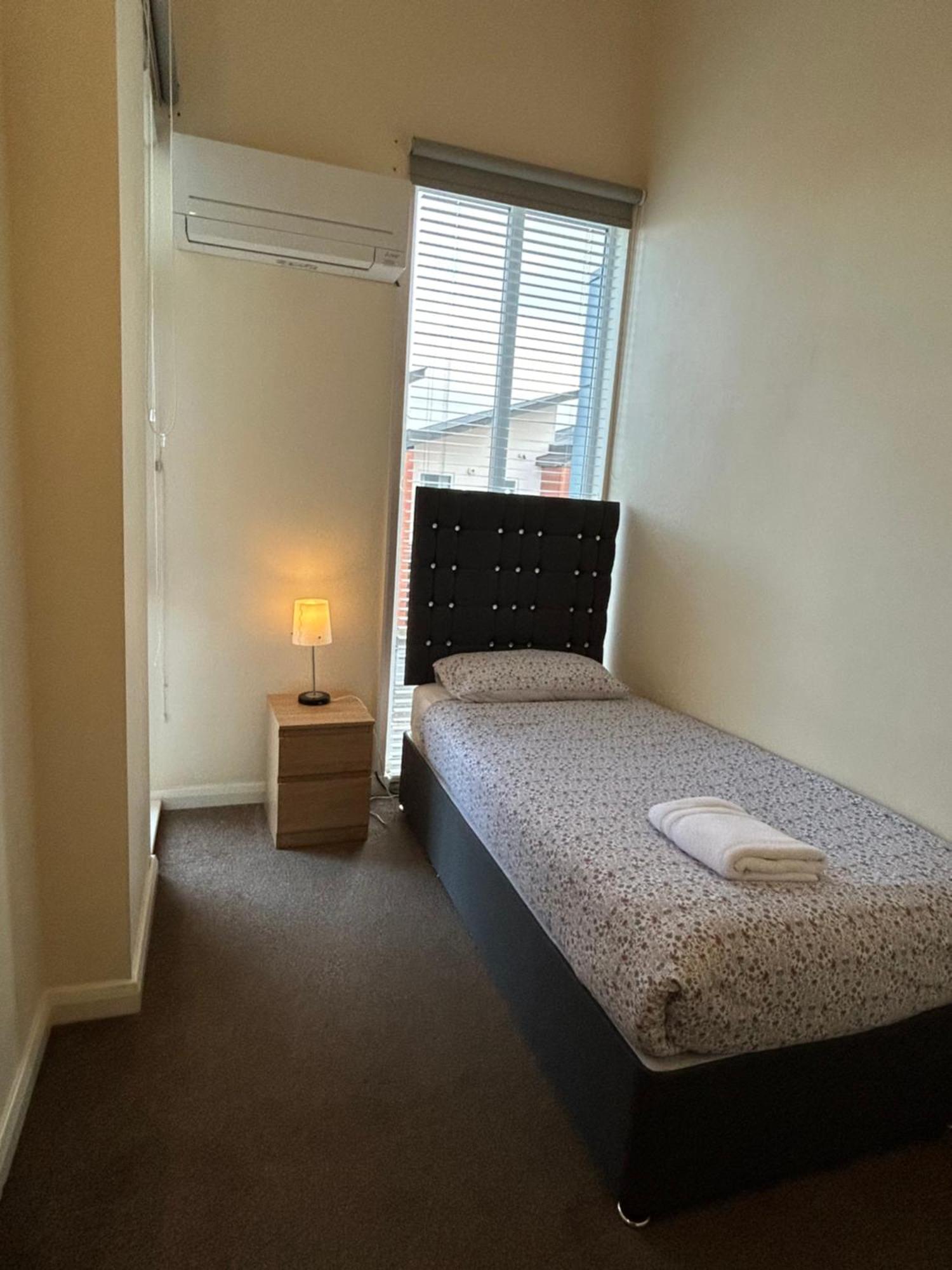 Great House + Air Conditioning + Free Car Parking Manchester Exterior foto
