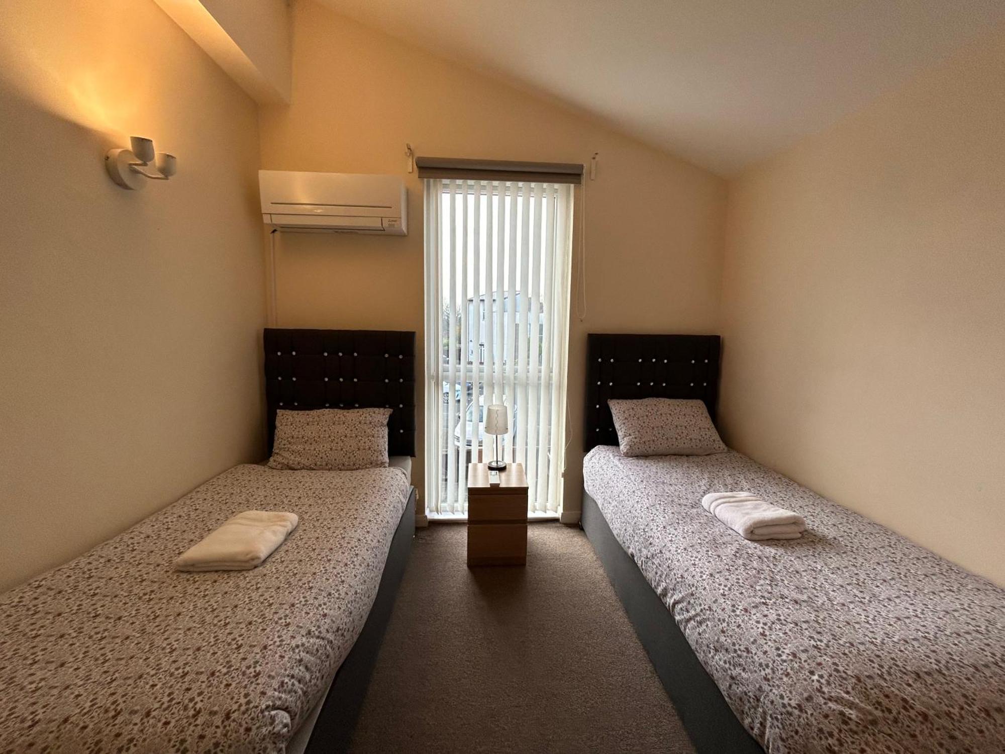 Great House + Air Conditioning + Free Car Parking Manchester Exterior foto